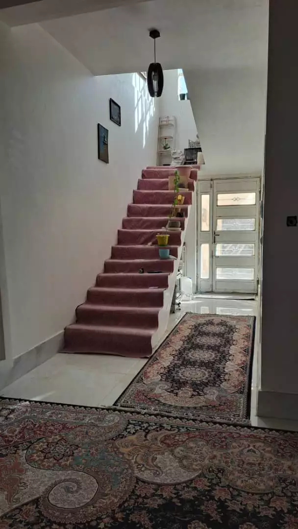 راه‌پله فرش‌شده اقامتگاه گیلان