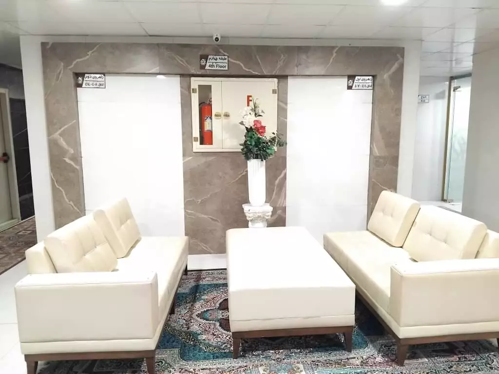 مبلمان سفید و میز پذیرایی در گیلان