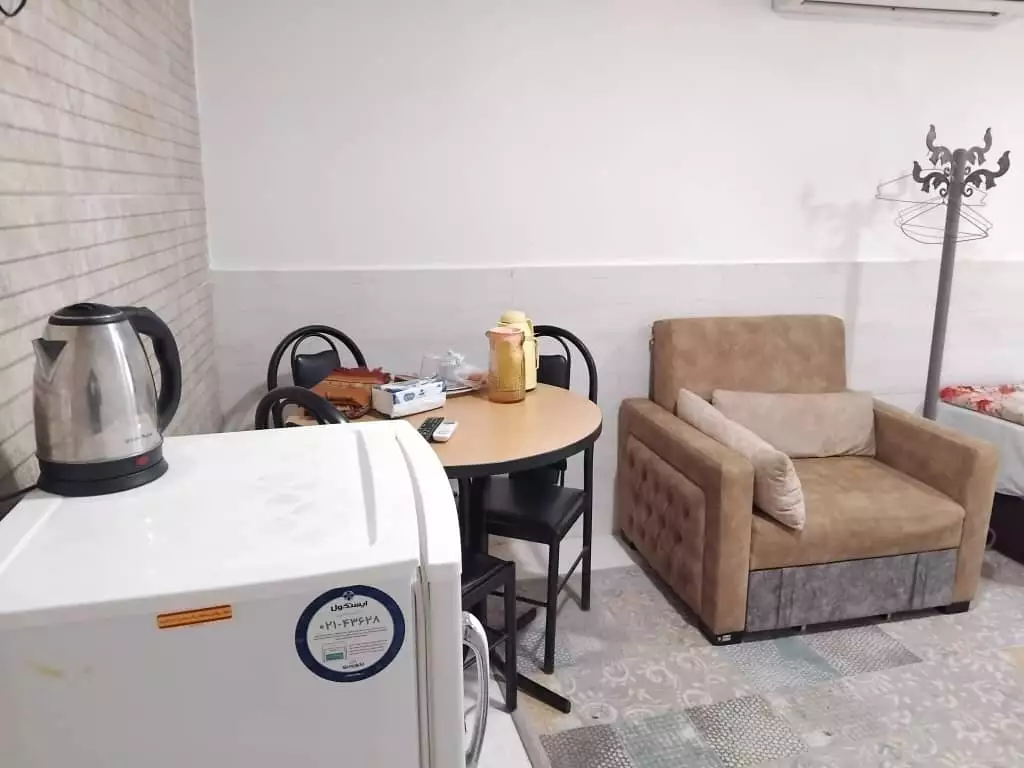 میز چای‌خوری و مبل تک‌نفره هتل گیلان
