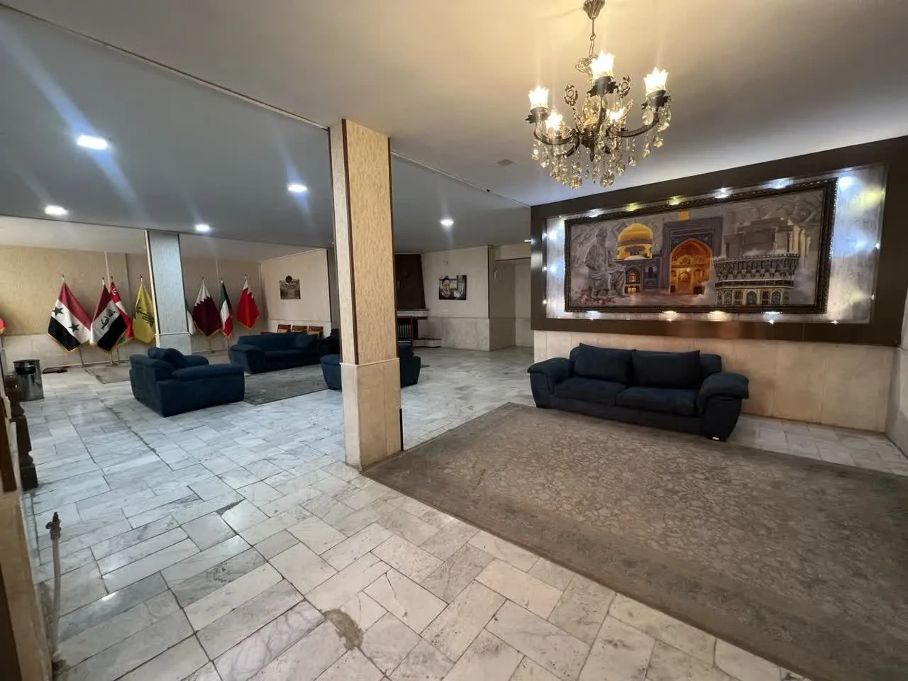 لابی هتل ثامن با مبلمان و لوستر