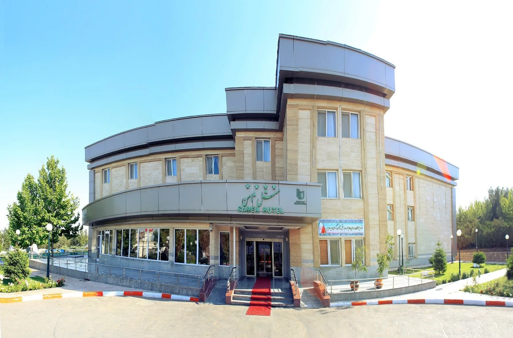 نمای ورودی ساختمان هتل ثامن در روز