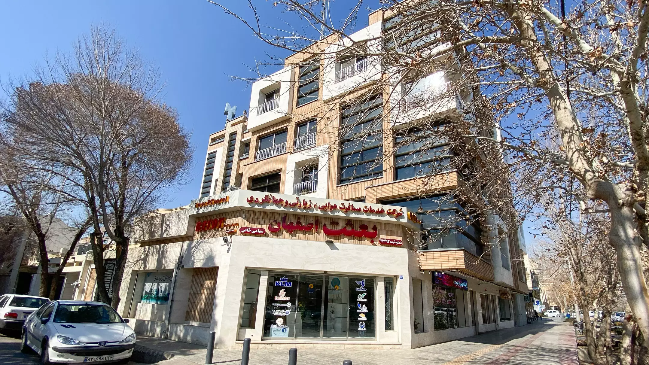 نمای بیرونی هتل بعثت سپاهان در خیابان پردرخت