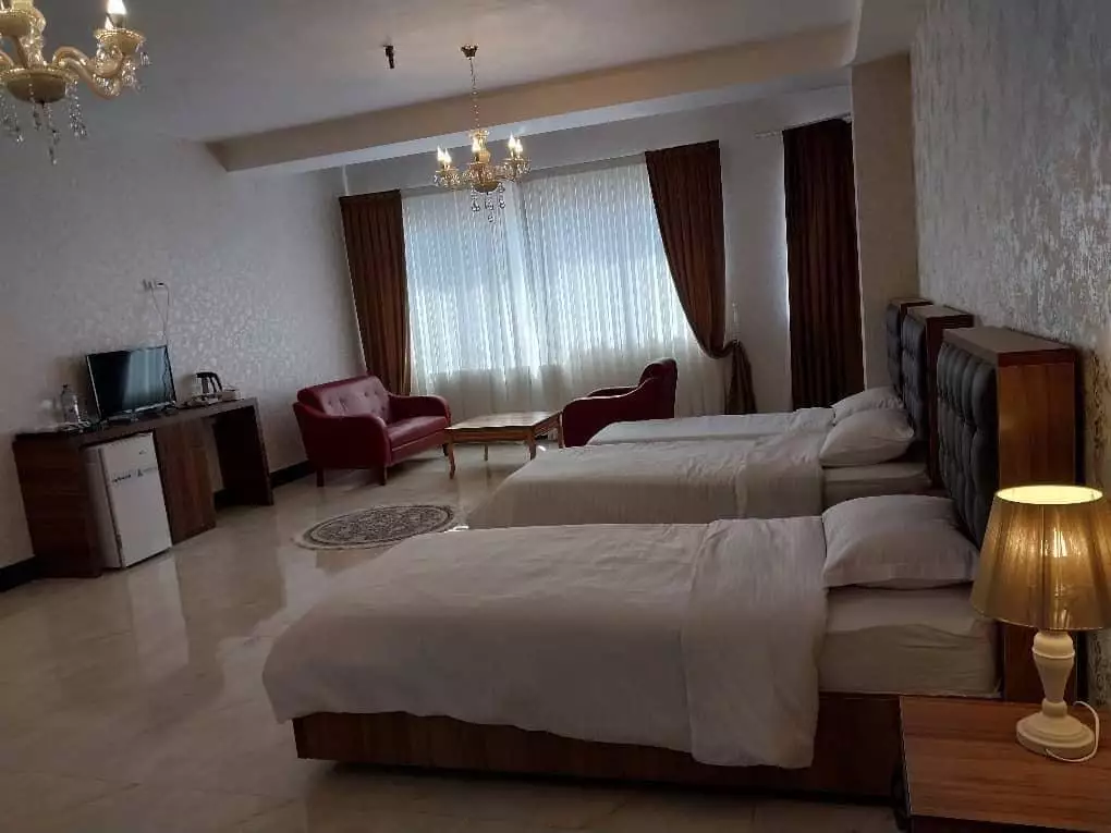 اتاق دوتخته دنیز با تلویزیون و پنجره بزرگ