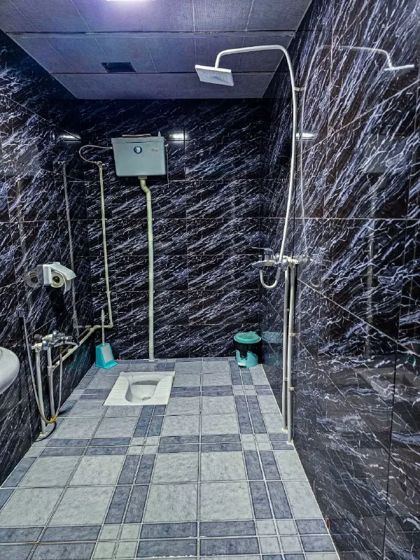 حمام عمارت سرهنگ با دیوارهای سنگی تیره
