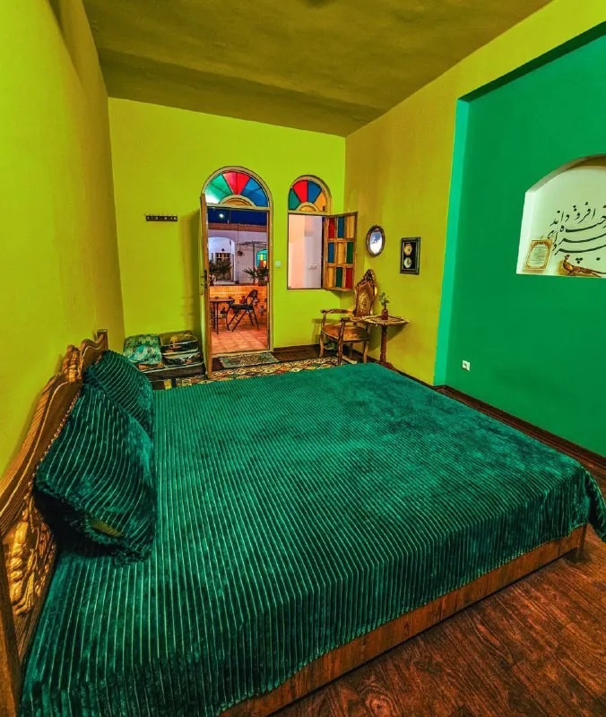 تخت سبز در اتاق عمارت سرهنگ