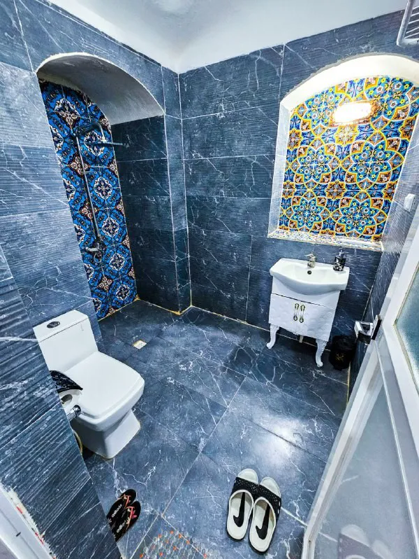 سرویس بهداشتی با کاشی‌کاری آبی عمارت سرهنگ