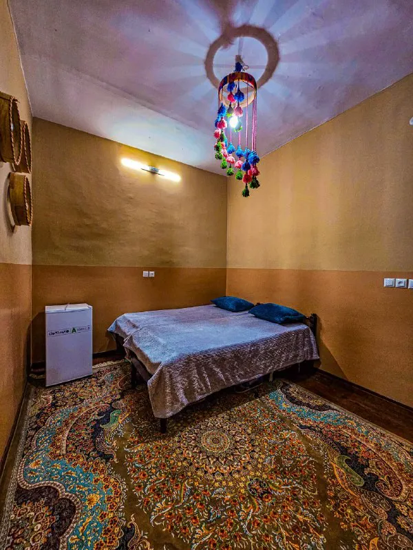 اتاق عمارت سرهنگ با تخت و فرش دستباف
