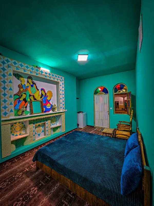 اتاق فیروزه‌ای با تخت و نقاشی دیواری عمارت سرهنگ