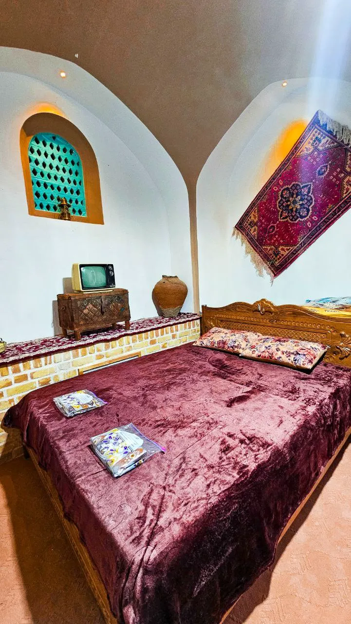 اتاق عمارت سرهنگ با تخت مخمل زرشکی و طاقچه سنتی