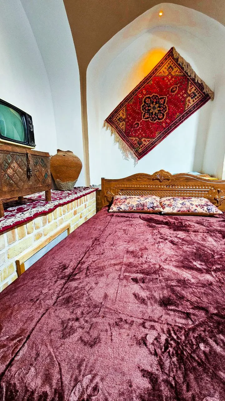 تخت سنتی با فرش قرمز در عمارت سرهنگ