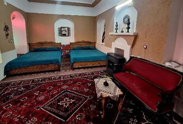 اتاق عمارت سرهنگ با دو تخت و مبلمان سنتی