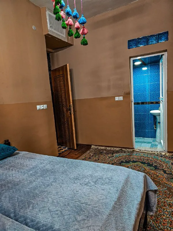 اتاق عمارت سرهنگ با تخت و حمام متصل