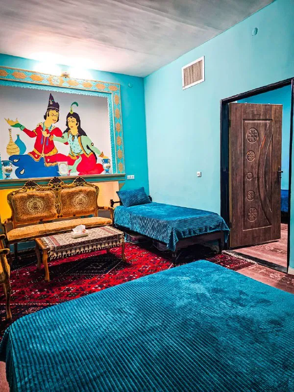 اتاق عمارت سرهنگ با تخت‌های فیروزه‌ای و نقاشی دیواری