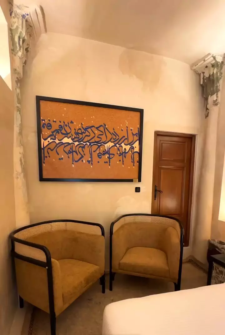 دو صندلی در نشیمن هتل صارم‌الدوله ونوشک