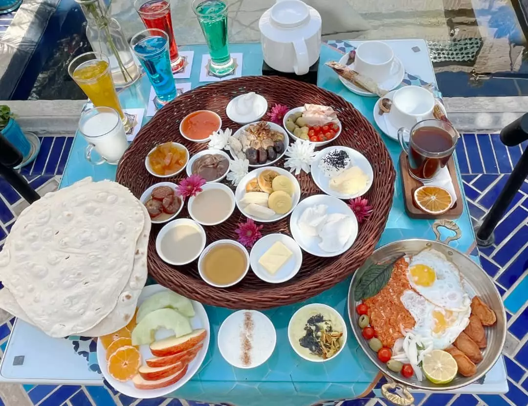 صبحانه متنوع با نان و نوشیدنی صارم الدوله ونوشک