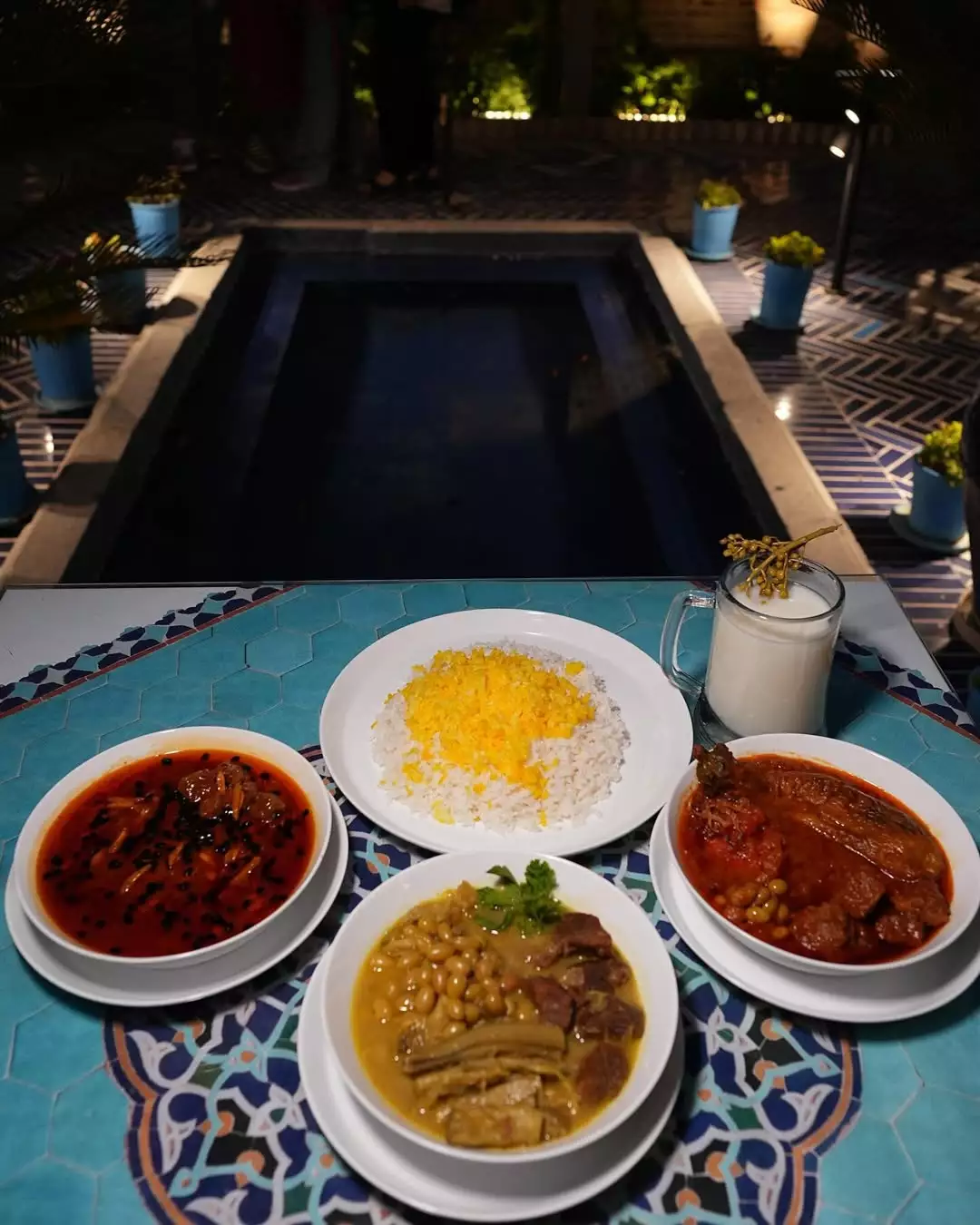 غذاهای محلی کنار حوض هتل صارم الدوله ونوشک