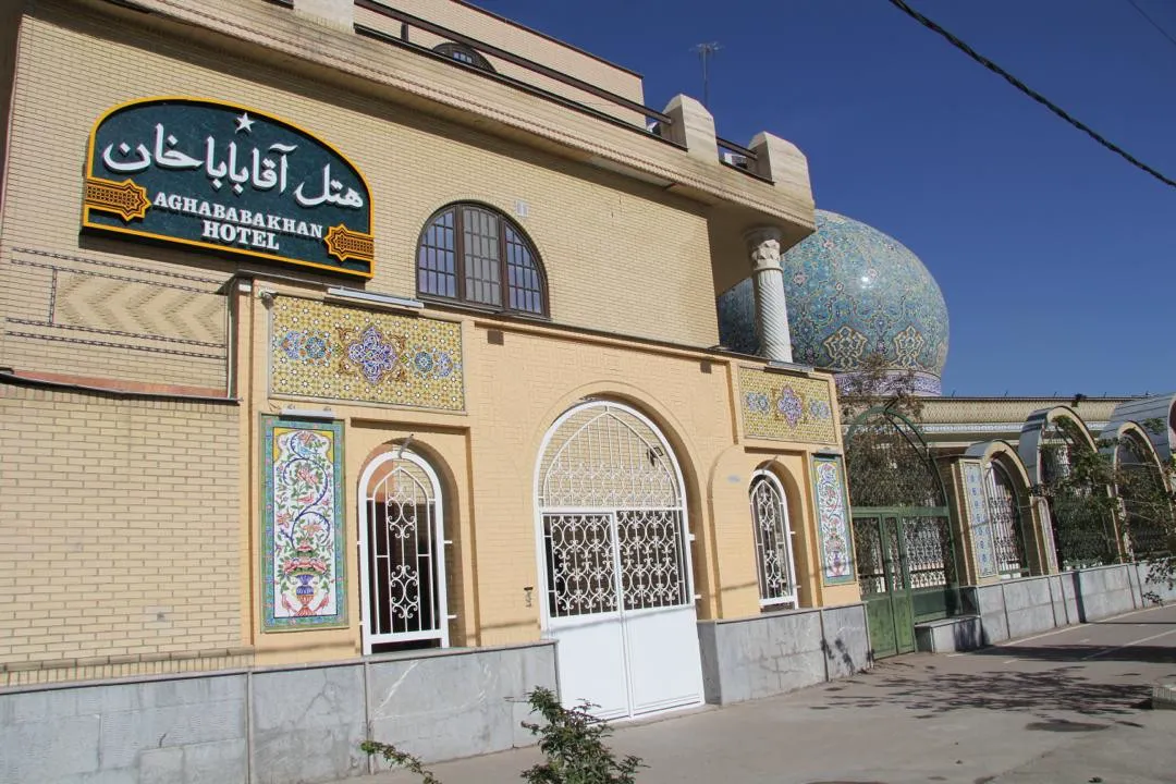 نمای ورودی کاشیکاریشده هتل آقاباباخان