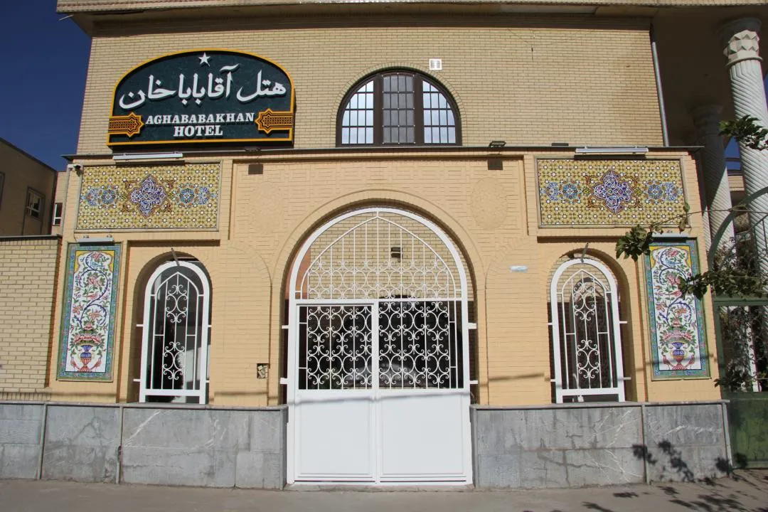سردر قوسی و کاشیکاری نمای هتل آقاباباخان