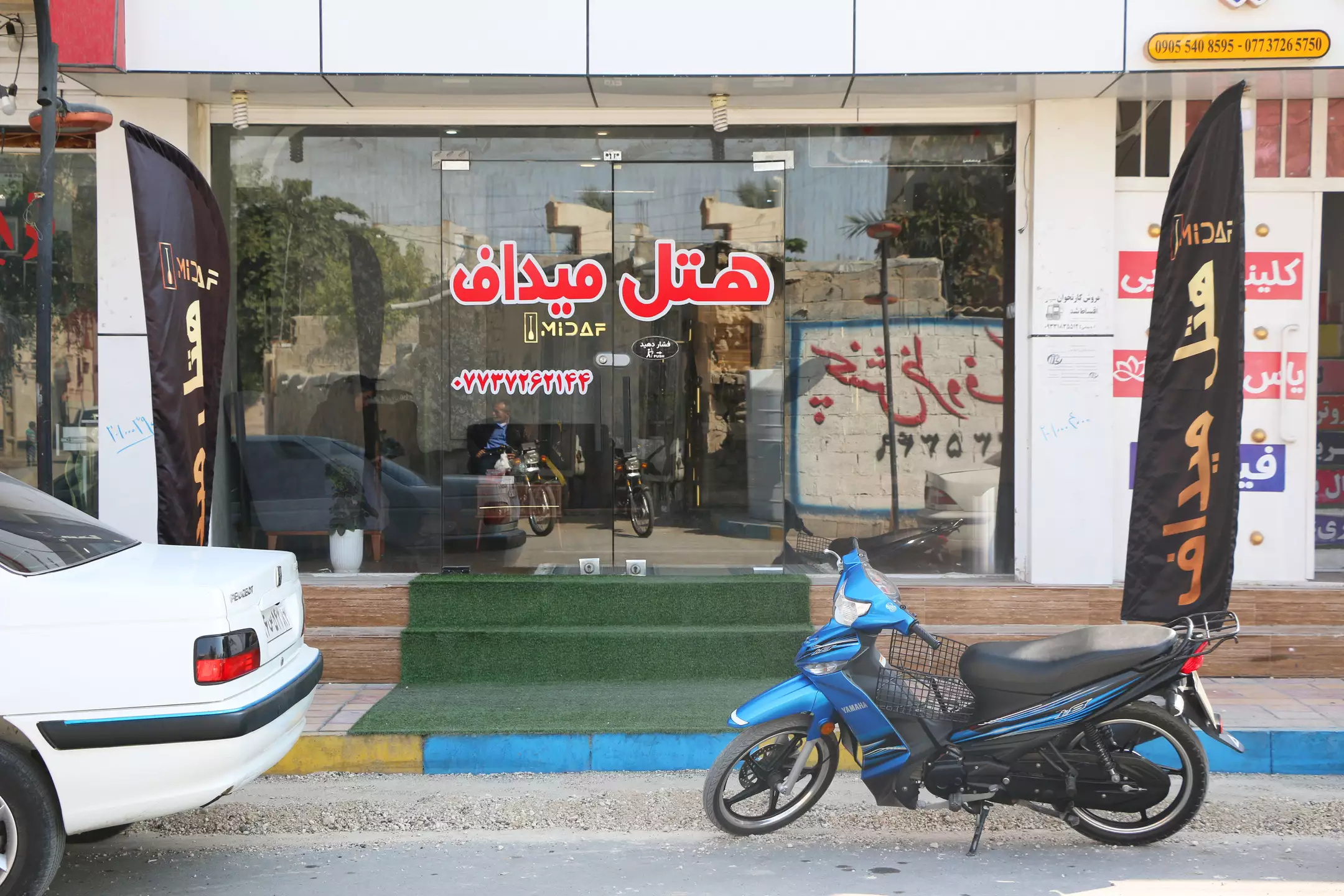 ورودی هتل میداف با پله و موتورسیکلت آبی