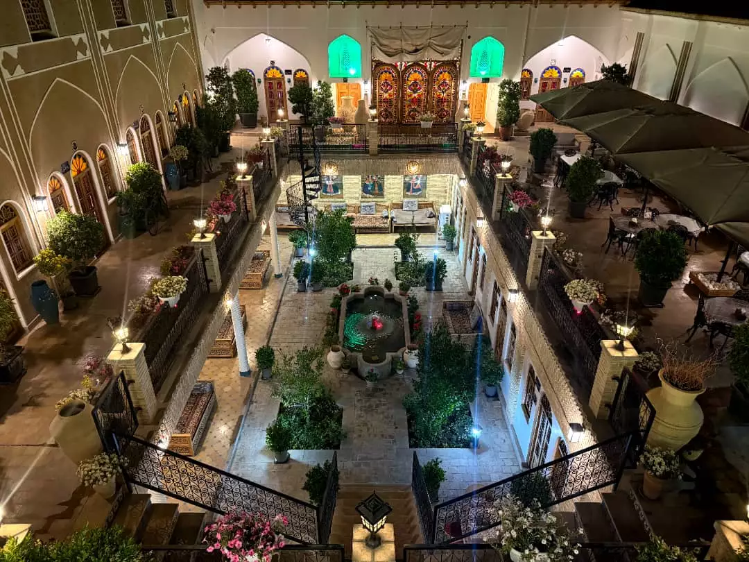 حیاط داخلی عمارت سهروردی با حوض و باغچه