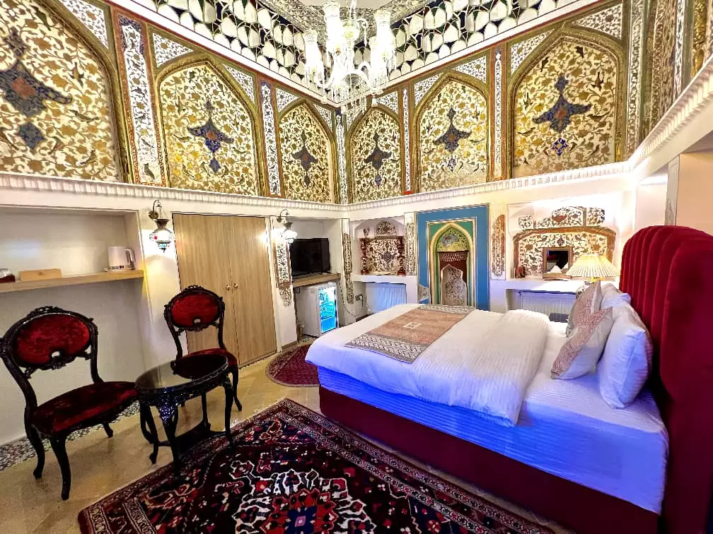 اتاق عمارت سهروردی با تخت و تزئینات آینه‌کاری