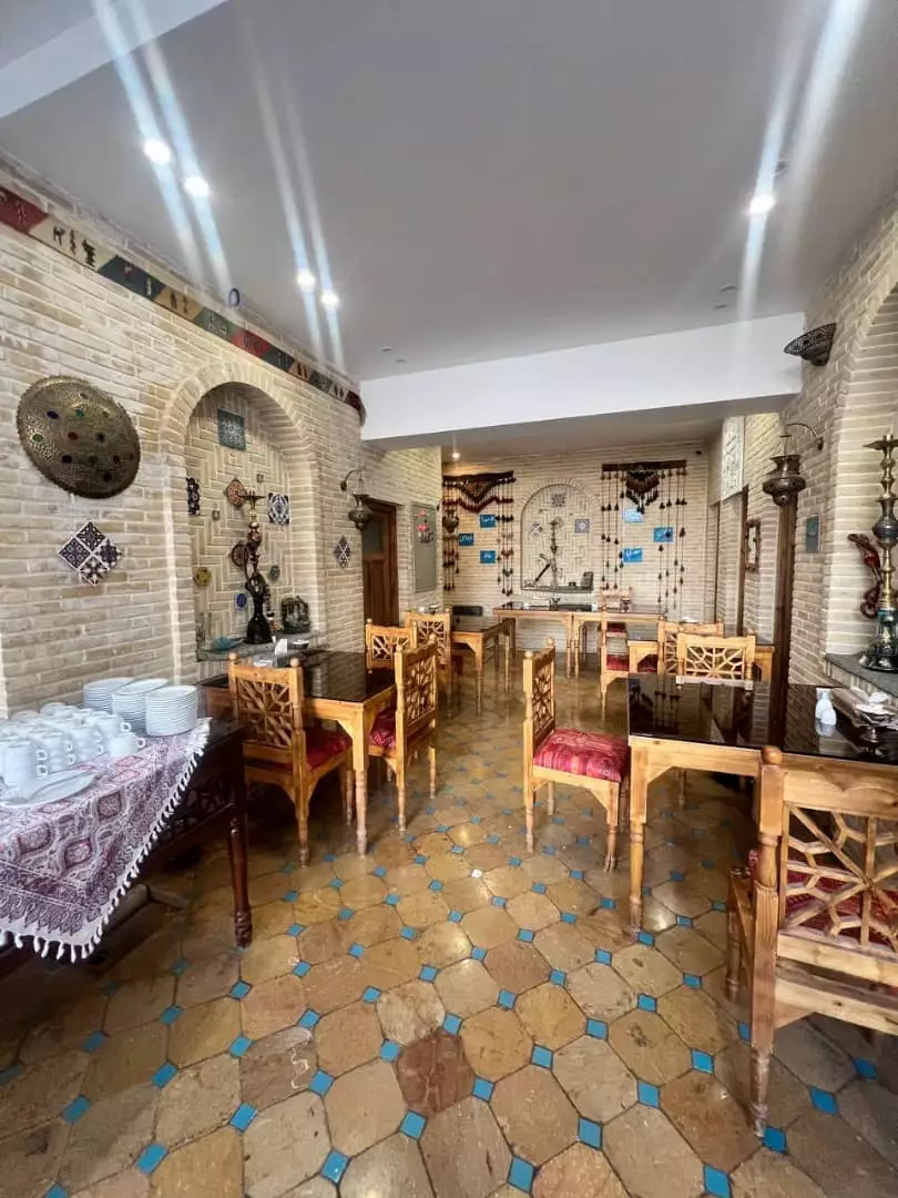 فضای غذاخوری عمارت سهروردی با میز و صندلیهای چوبی