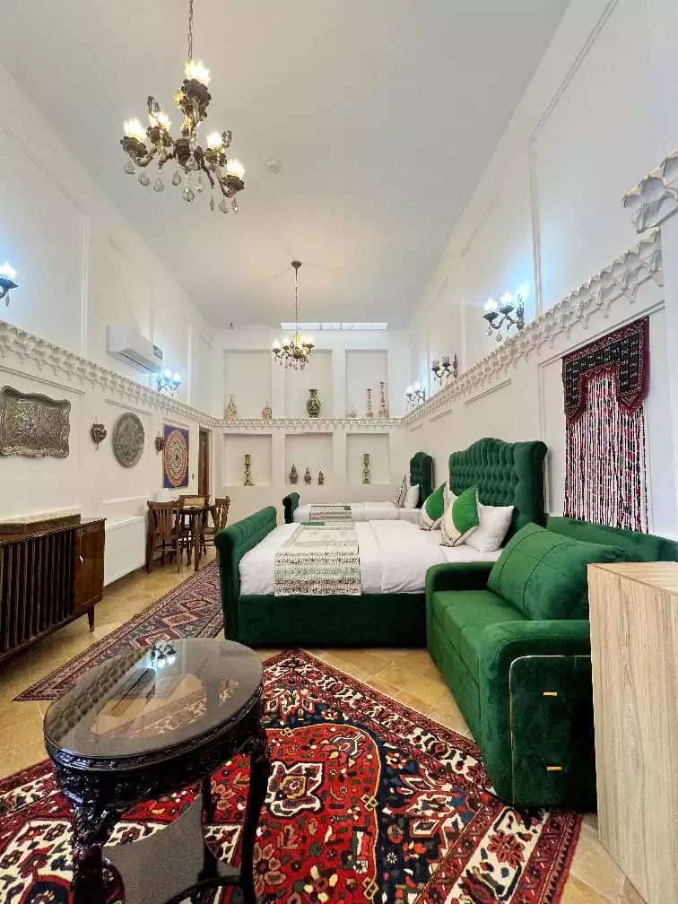 اتاق عمارت سهروردی با تخت سبز و فرش ایرانی