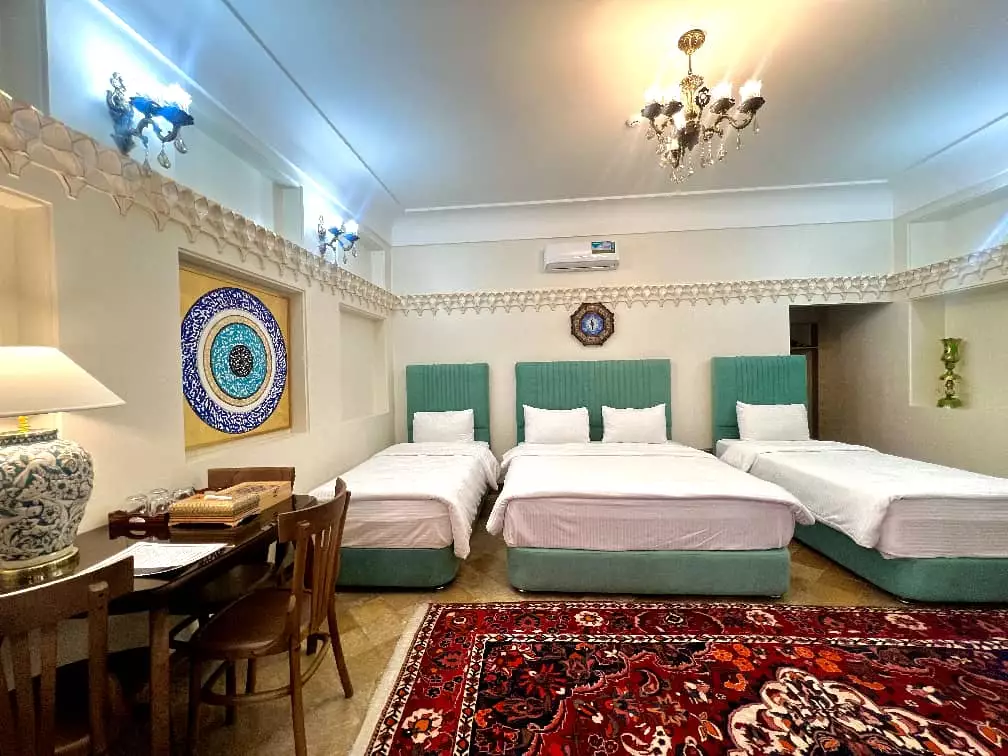 سه تخت یک‌نفره در اتاق عمارت سهروردی