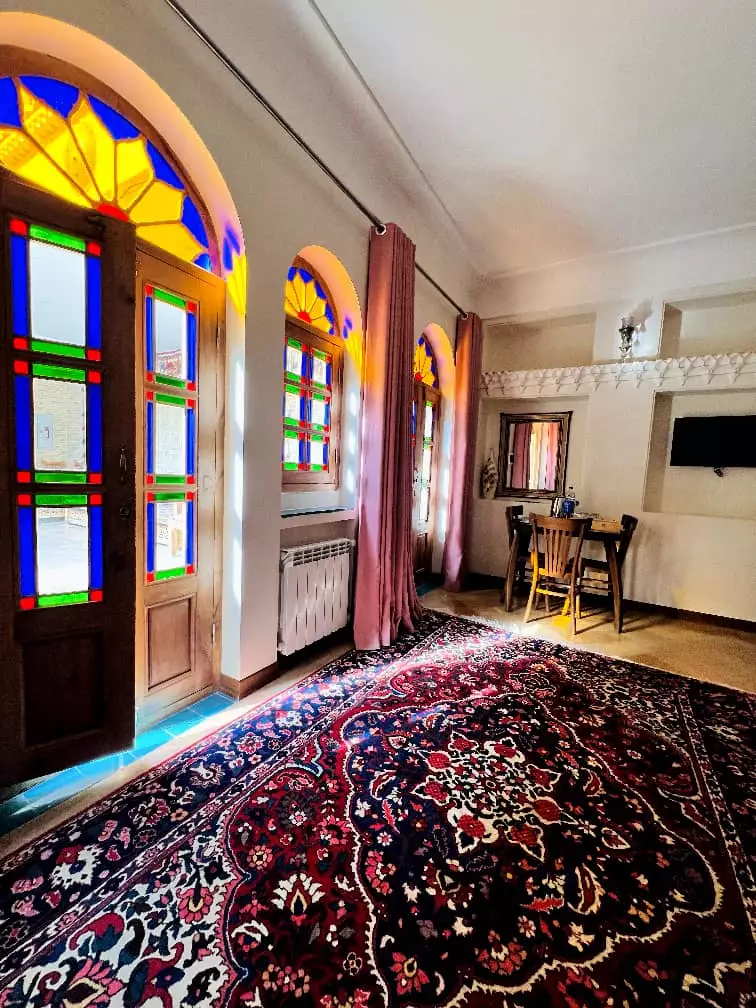 پنجره‌های رنگی و فرش ایرانی عمارت سهروردی