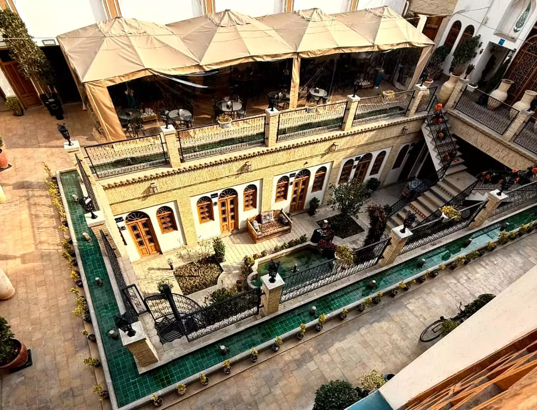 نمای تراس و حیاط عمارت سهروردی