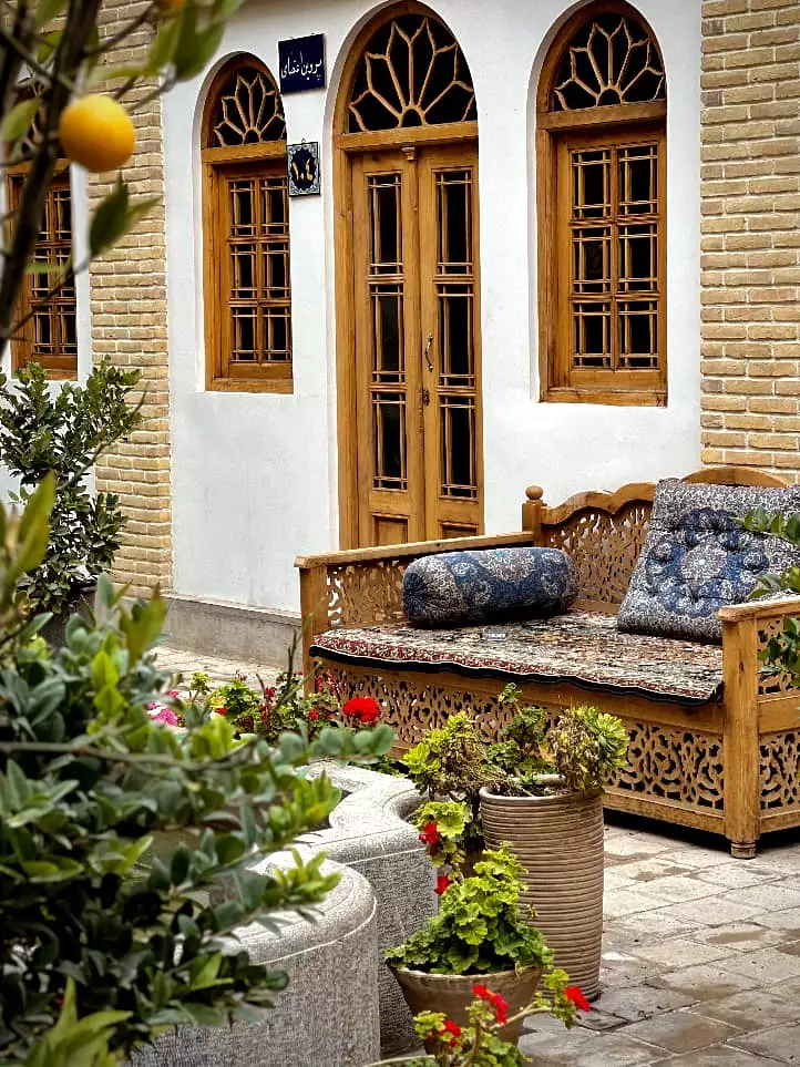 نیمکت چوبی و پنجره‌های سنتی عمارت سهروردی