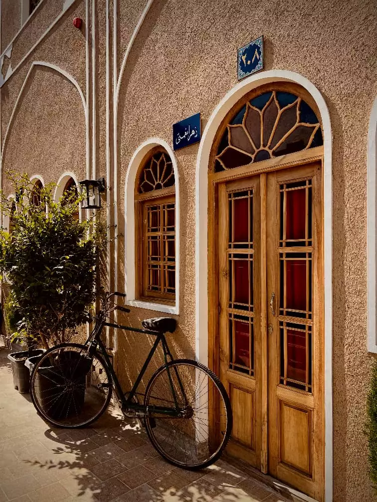 دوچرخه کنار در چوبی عمارت سهروردی