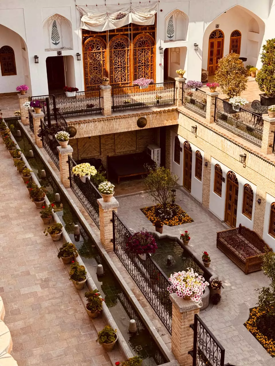 حیاط مرکزی و حوض گل‌آرایی‌شده عمارت سهروردی