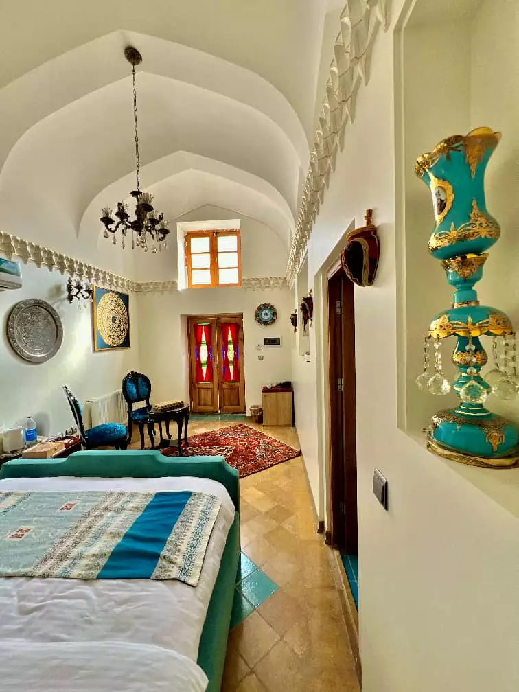 اتاق عمارت سهروردی با پنجره رنگی و تخت