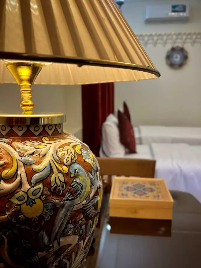چراغ رومیزی با پایه نقاشی‌شده در اتاق عمارت سهروردی
