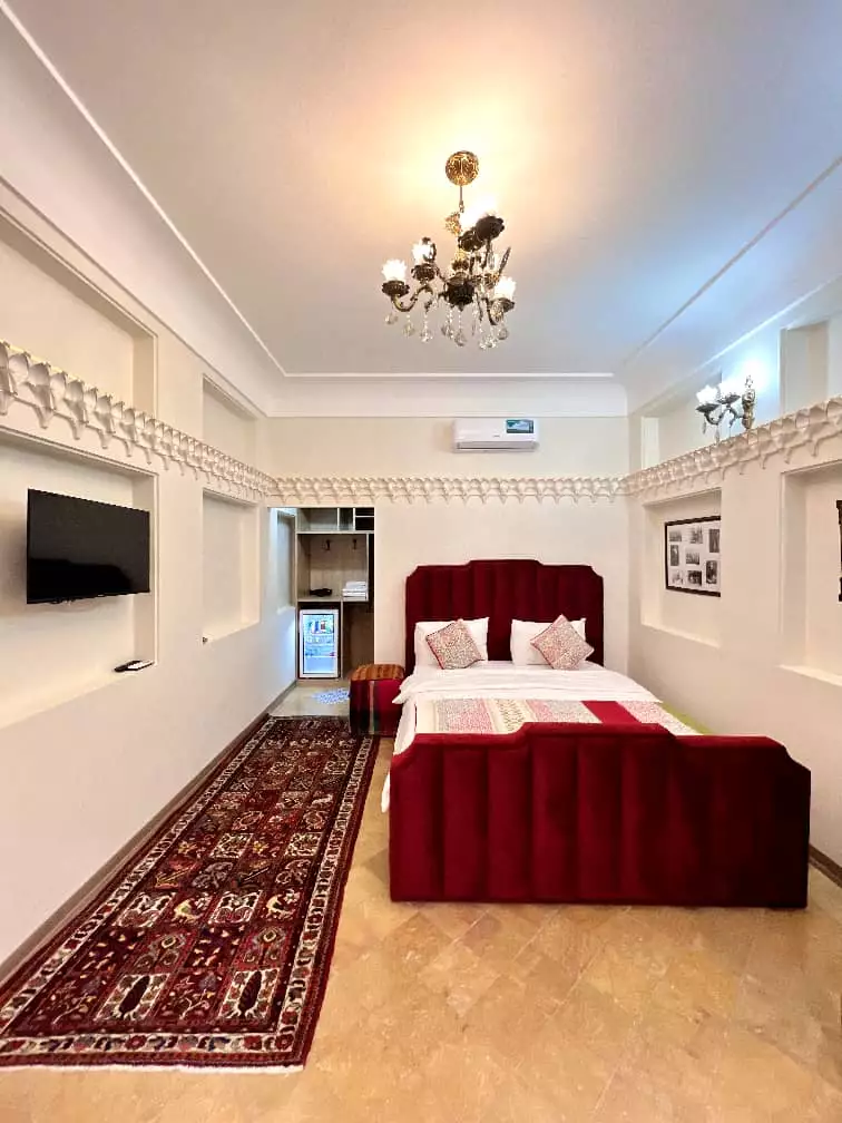 اتاق با تخت دونفره زرشکی عمارت سهروردی