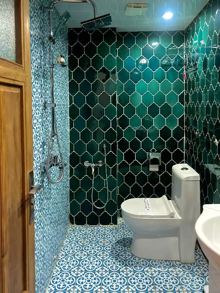 حمام عمارت سهروردی با کاشی‌های فیروزه‌ای و طرح‌دار