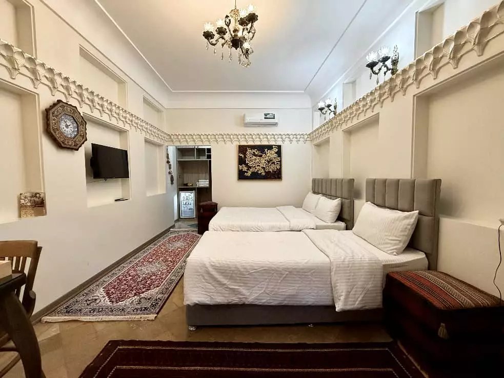 دو تخت یک‌نفره در اتاق عمارت سهروردی