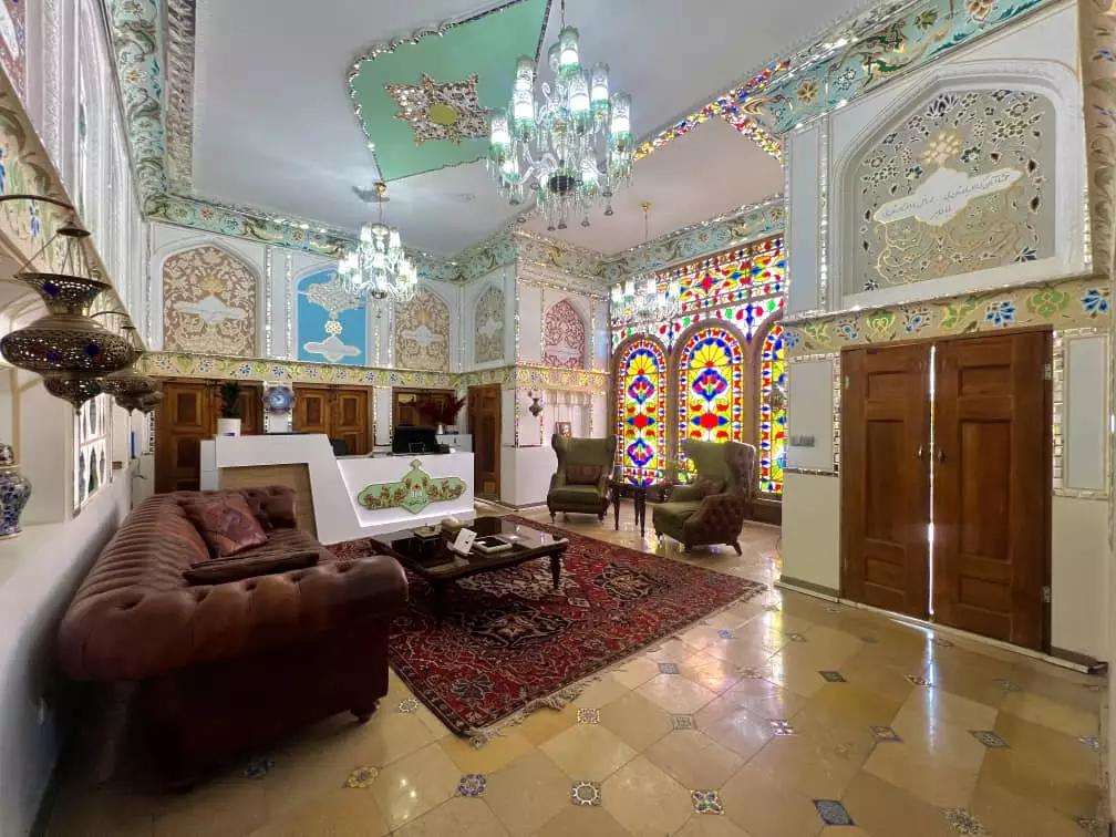 نشیمن سنتی عمارت سهروردی با شیشههای رنگی