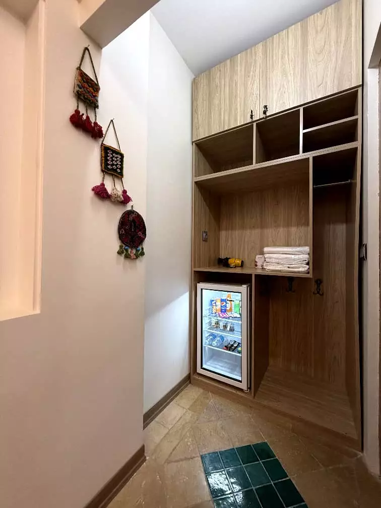 کمد چوبی اتاق عمارت سهروردی با یخچال کوچک