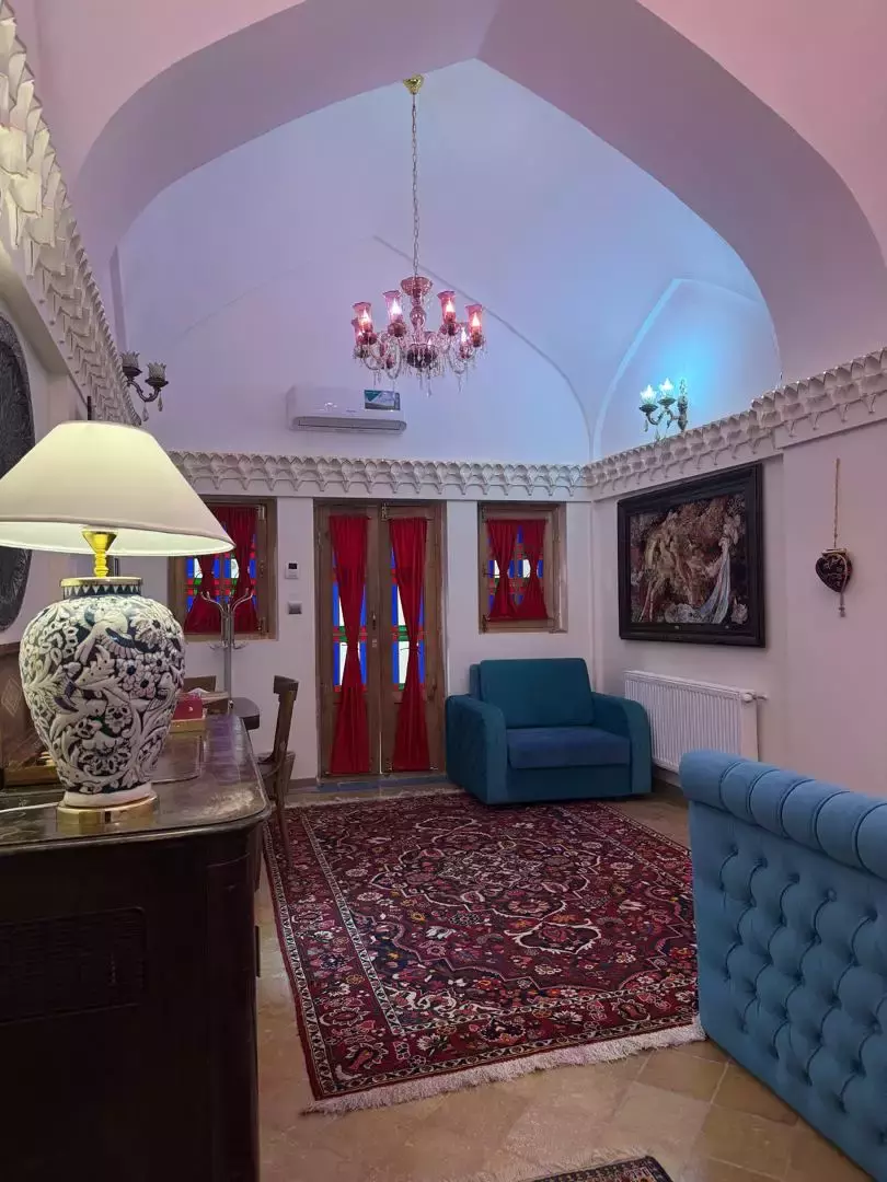 نشیمن اتاق عمارت سهروردی با فرش ایرانی