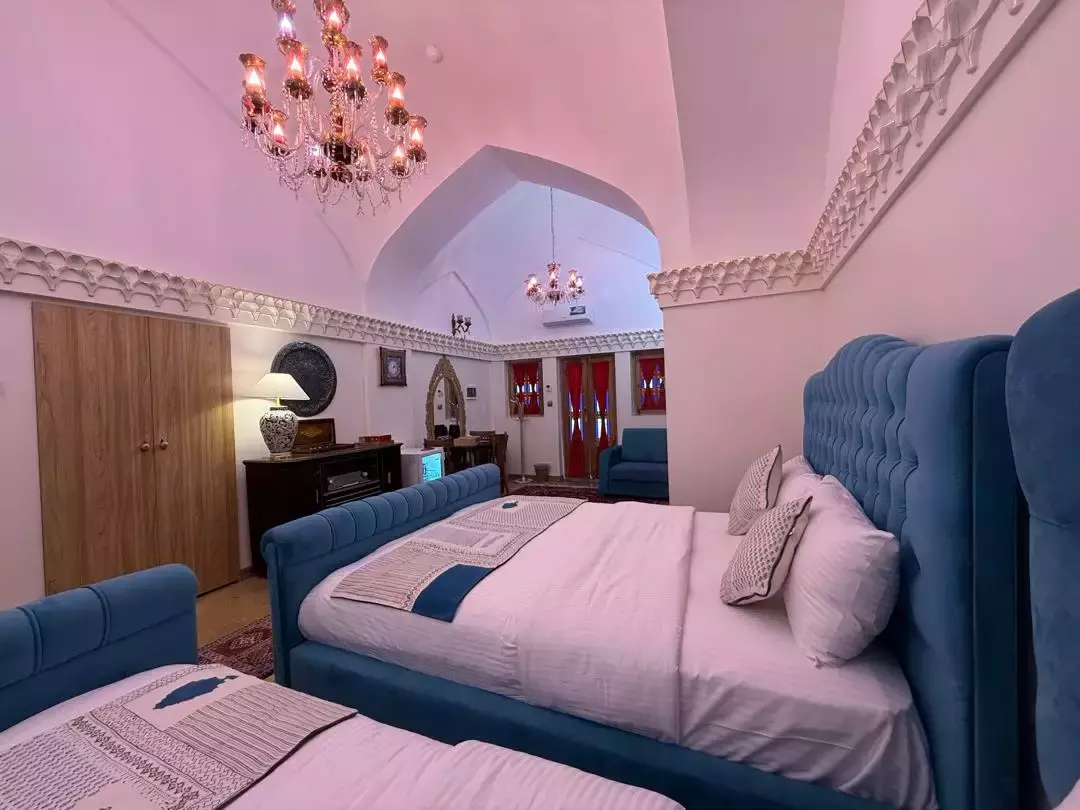 دو تخت آبی در اتاق عمارت سهروردی