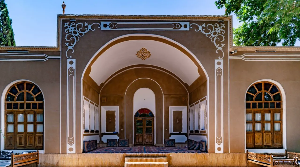 نمای روبه‌روی ایوان سنتی باغ خوشنویس