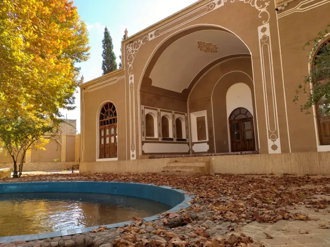 حیاط باغ خوشنویس با حوض و ایوان سنتی