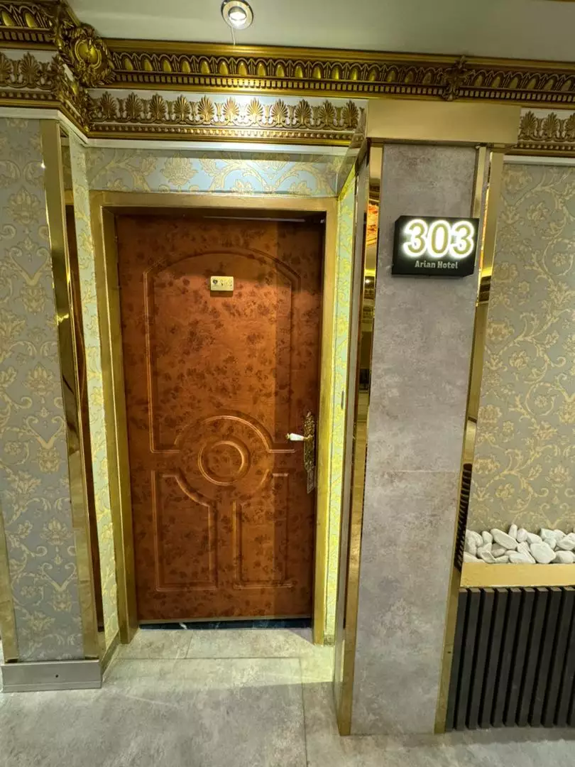 درب اتاق ۳۰۳ هتل آرین با قاب طلایی