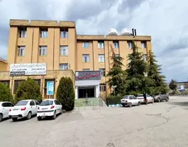 نمای بیرونی هتل زیتون با پارکینگ خودروها