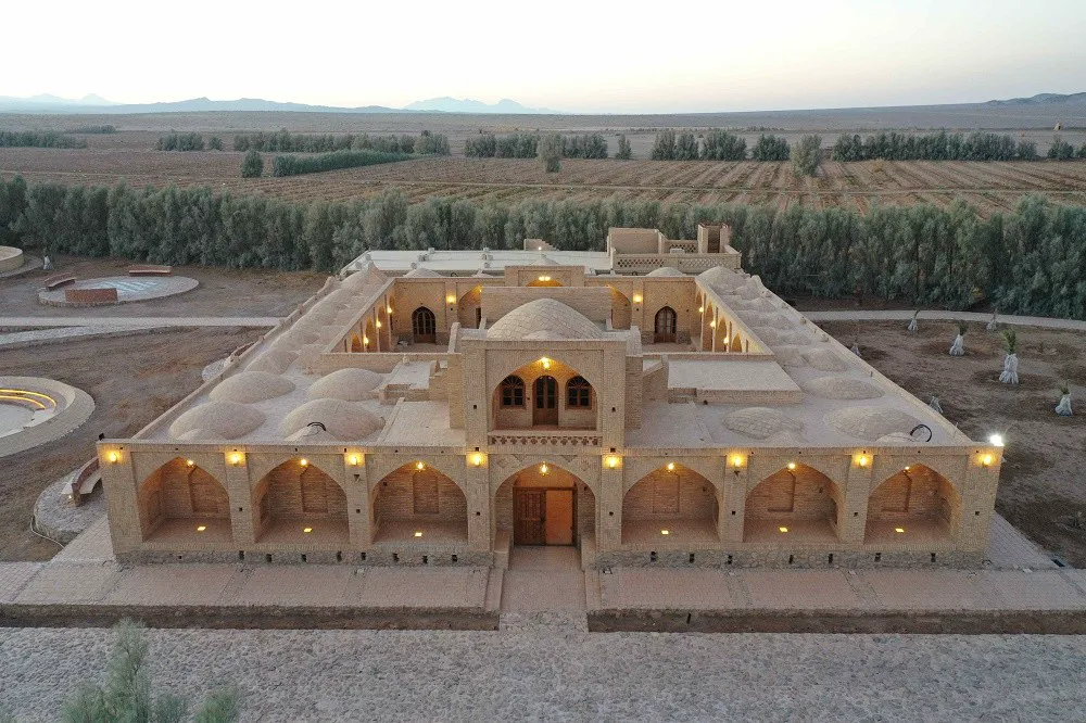نمای بیرونی کاروانسرای آجری مشجری انارک