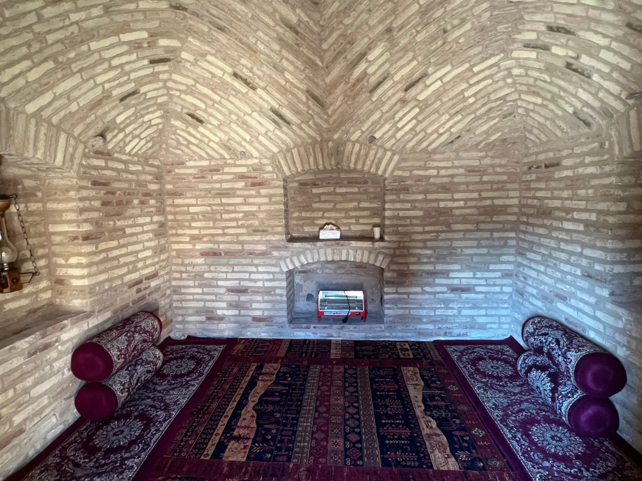 فضای نشیمن طاقدار خشتی مشجری انارک