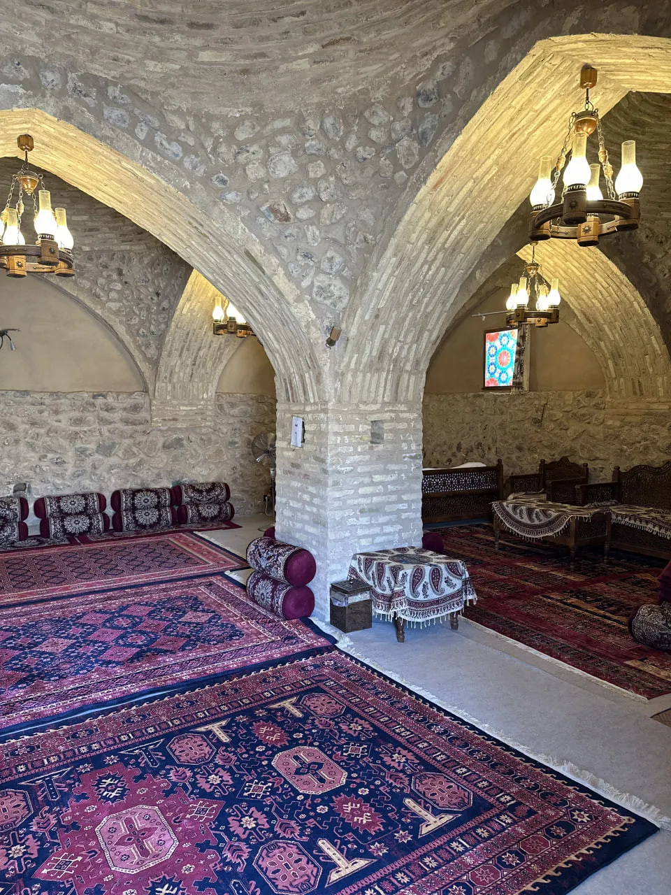 سالن سنگی مشجری انارک با طاقهای آجری و فرش