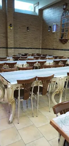 میزهای غذاخوری و صندلی‌های فلزی هتل الاسطوره